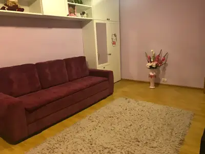 Living apartament de inchiriere Sector 1 Bucuresti canapea